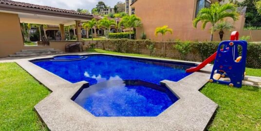 Fantastic 2,100-ft2 Townhouse, 3 BRs, Community with Pool, near Downtown Escazu